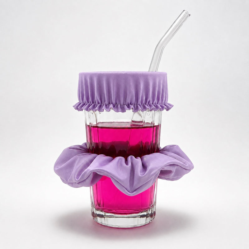 Chouchou anti-drogue lilas Protect Your Glass déployé sur un verre avec paille.
