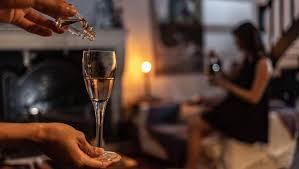 Drink Spiking auf Reisen: Welche Risiken gibt es? - Protect Your Glass