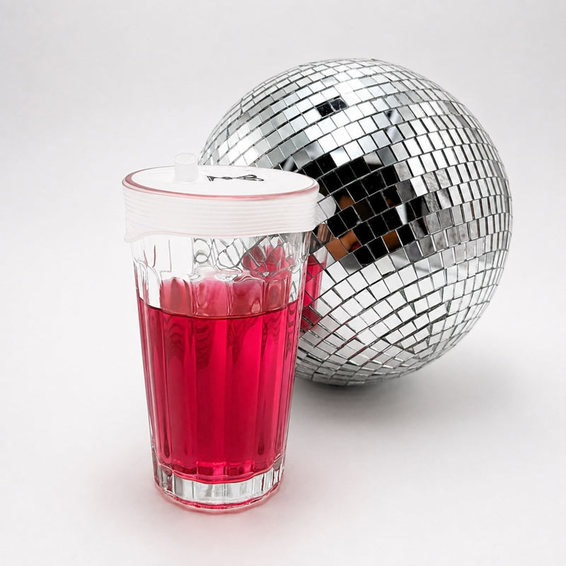 Verre protégé par une capote en silicone Protect Your Glass devant une boule disco.