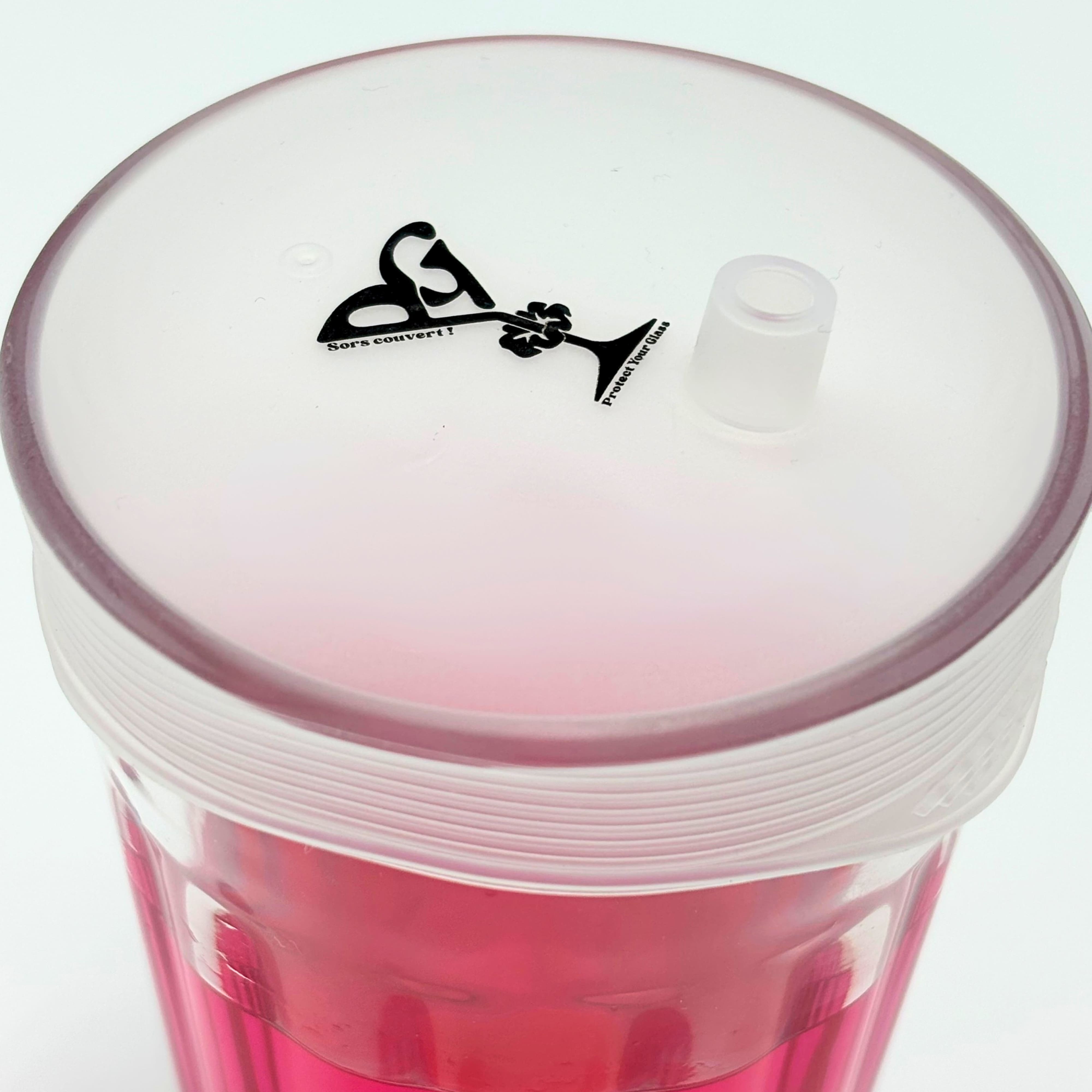 Gros plan sur la capote de verre en silicone avec tétine et logo Protect Your Glass.