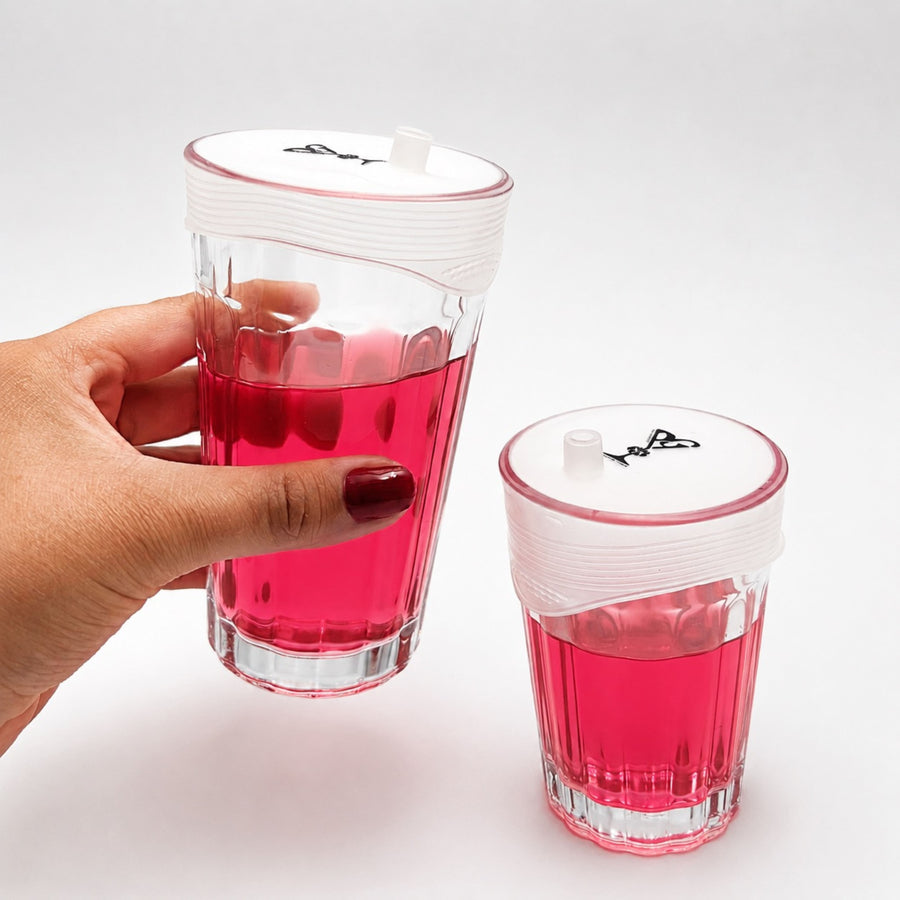 Protetores de copo em silicone Protect Your Glass colocados em dois formatos de copo.