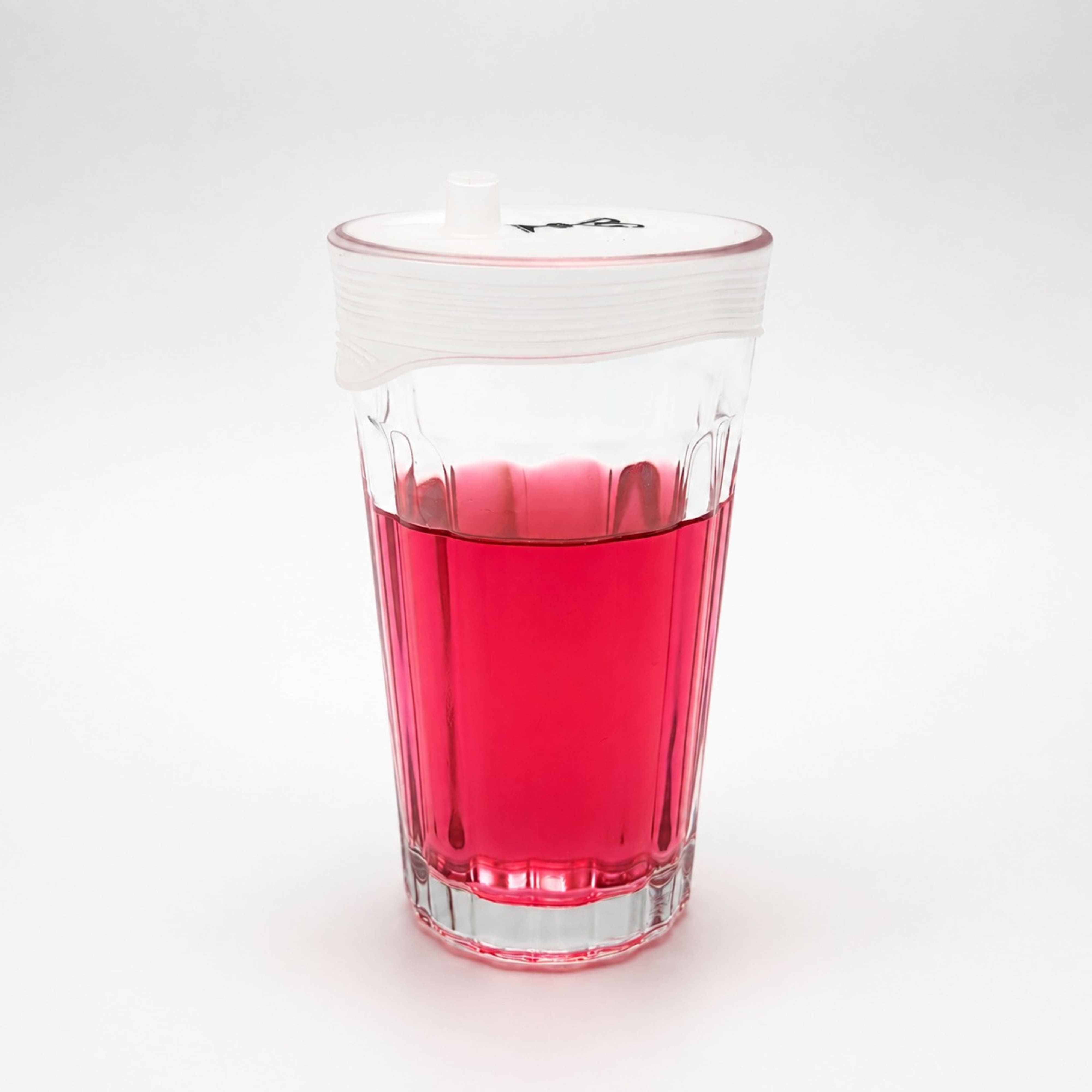 Capote de verre en silicone Protect Your Glass installée sur un verre.