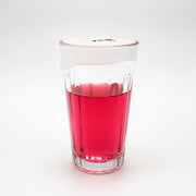 Capote de verre en silicone Protect Your Glass installée sur un verre.