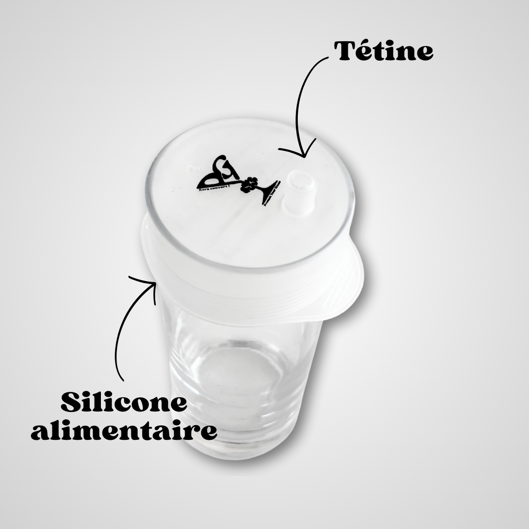 Vue du dessus d’une capote de verre en silicone alimentaire blanc avec tétine et logo, adaptable à tous types de verres