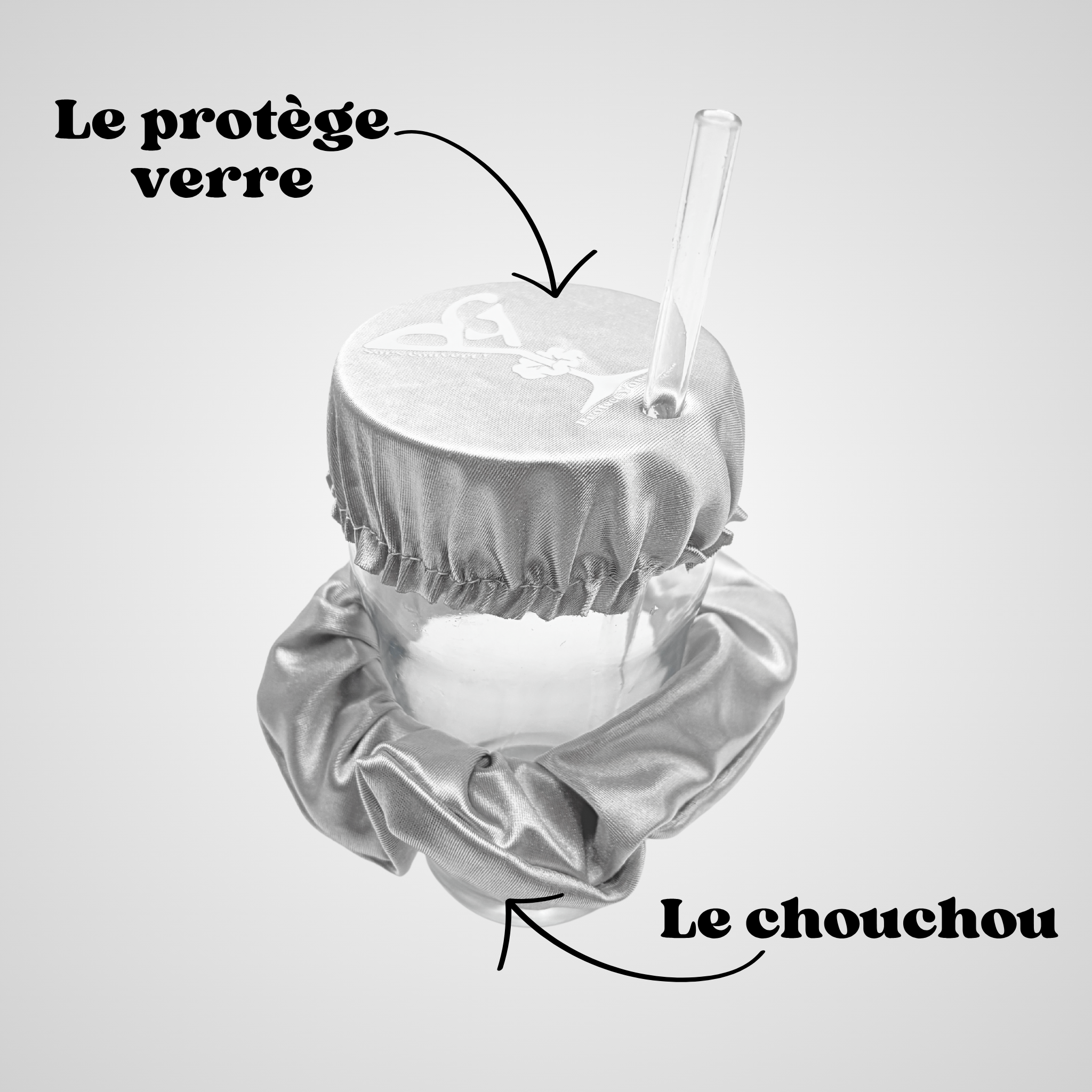 Chouchou anti-drogue argenté Protect Your Glass installé sur un verre pour protéger la boisson