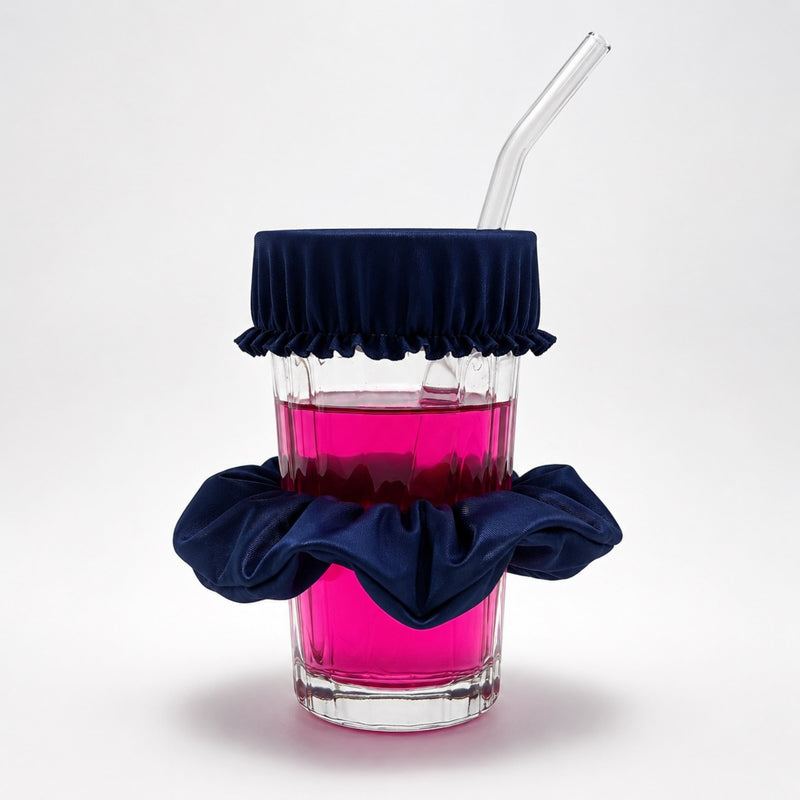 Chouchou anti-drogue doré Protect Your Glass déployé sur un verre avec paille.