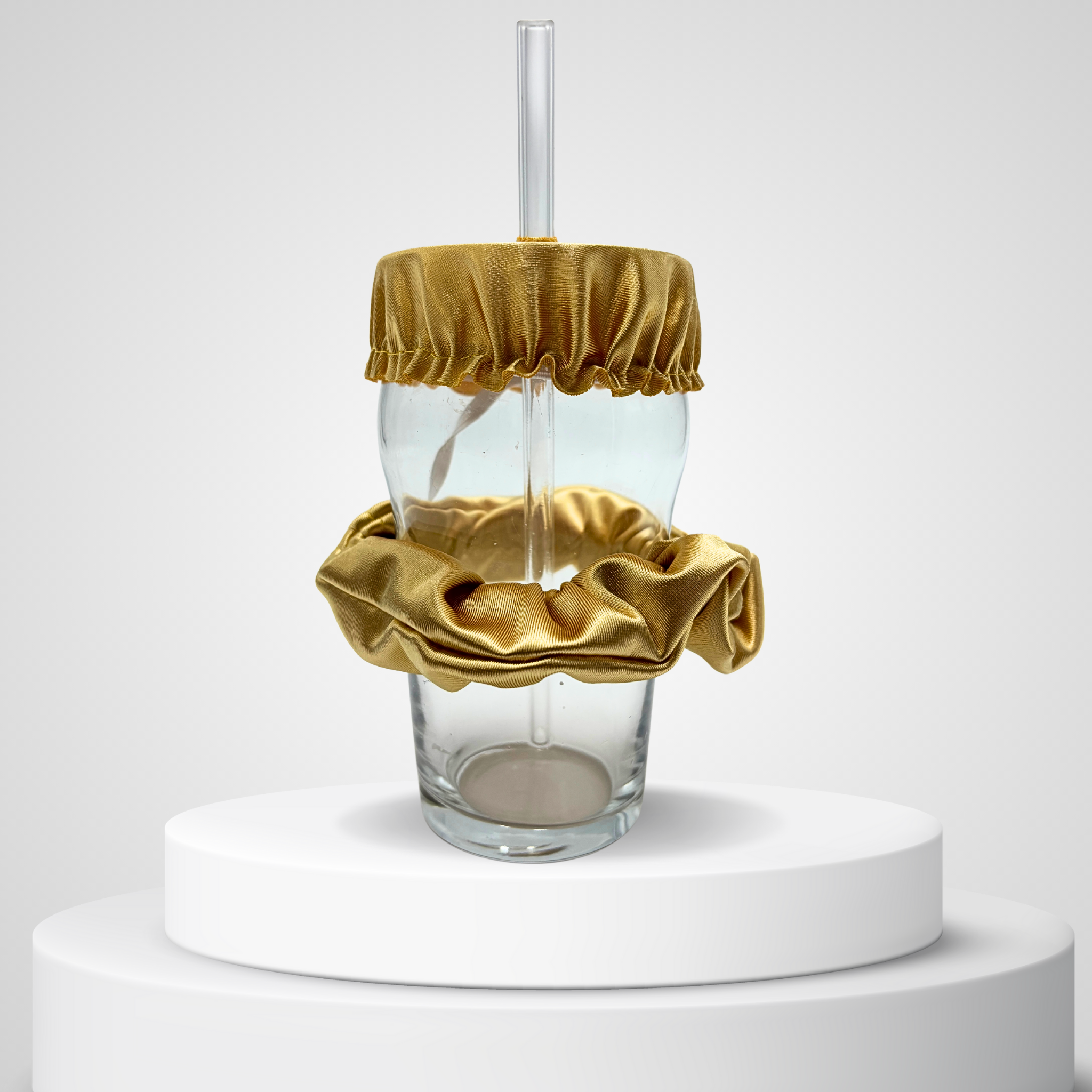 Chouchou anti-drogue doré Protect Your Glass présenté sur un podium en studio