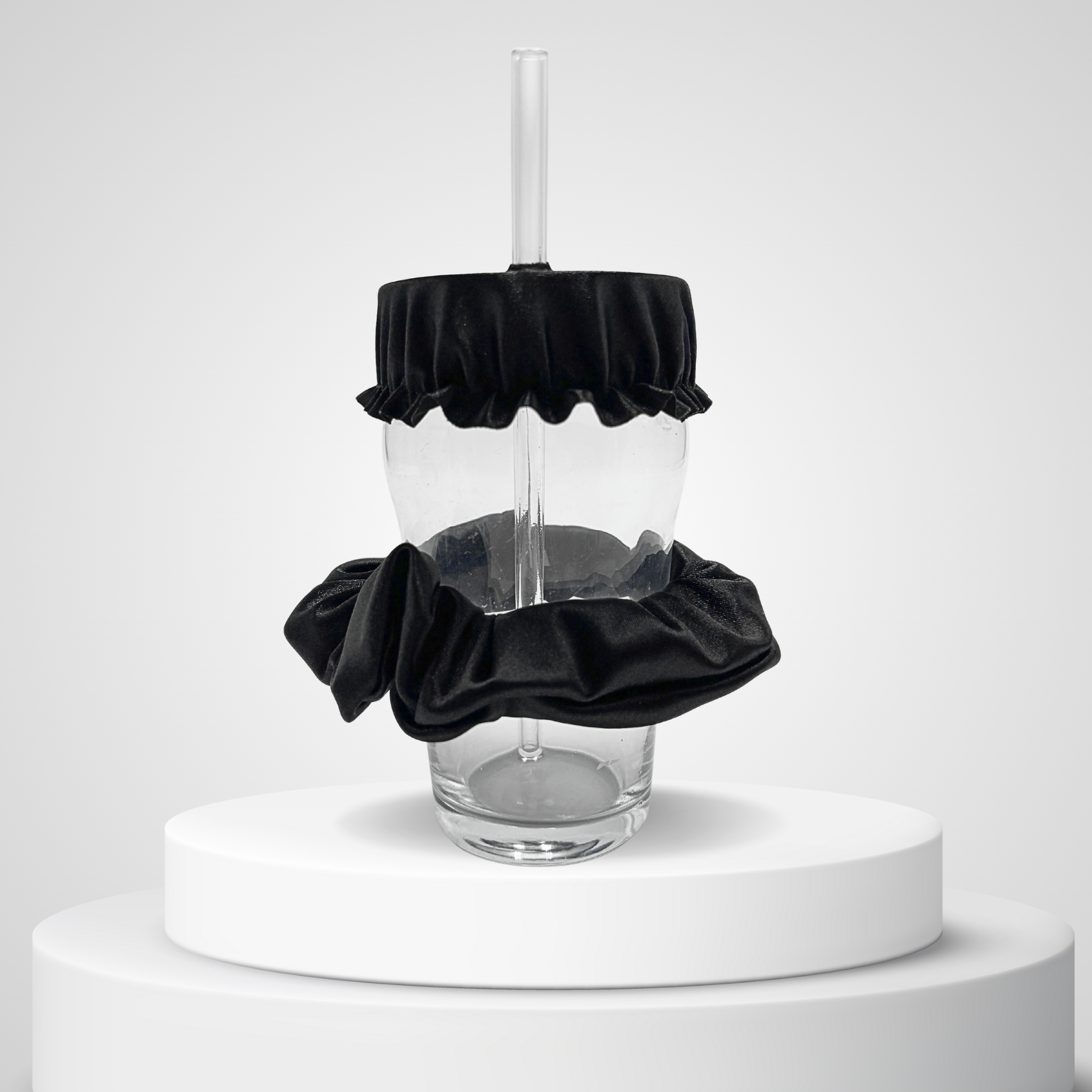 Chouchou anti-drogue noir satiné Protect Your Glass présenté sur un podium en studio