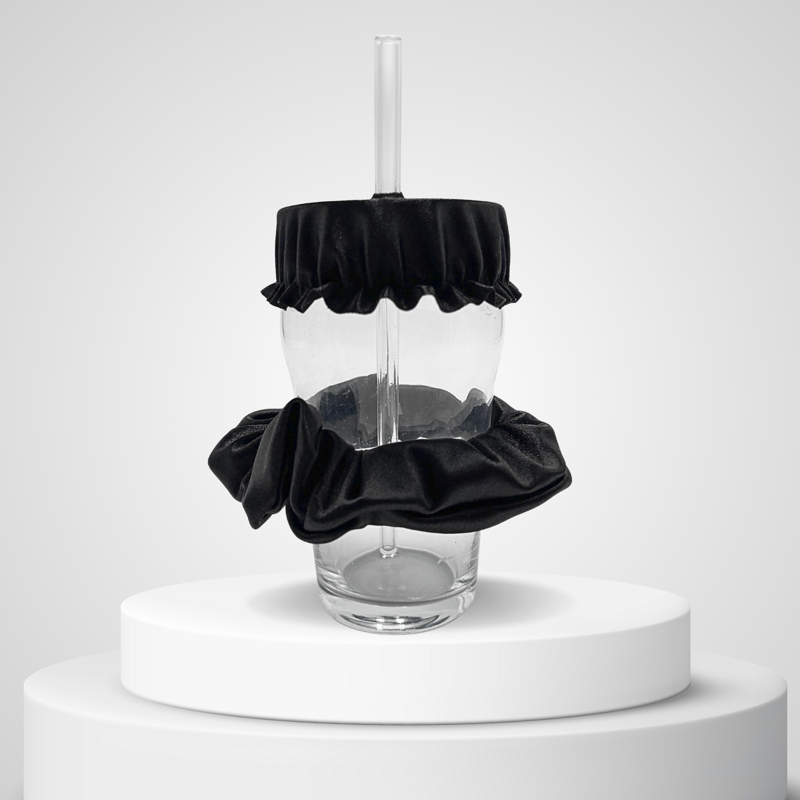 Chouchou anti-drogue noir satiné Protect Your Glass présenté sur un podium en studio