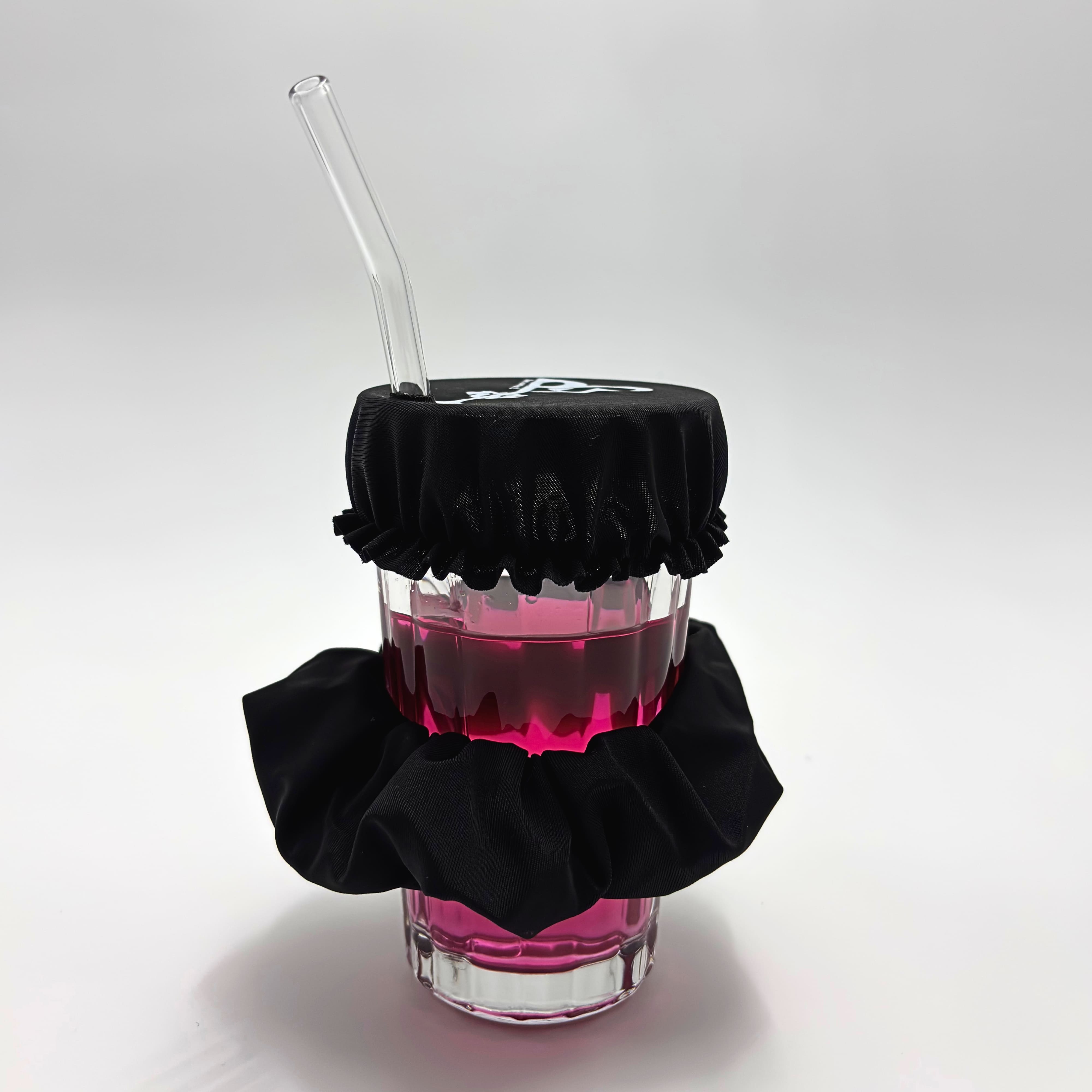 Chouchou anti-drogue Protect Your Glass déployé sur un verre avec paille, présenté de face.