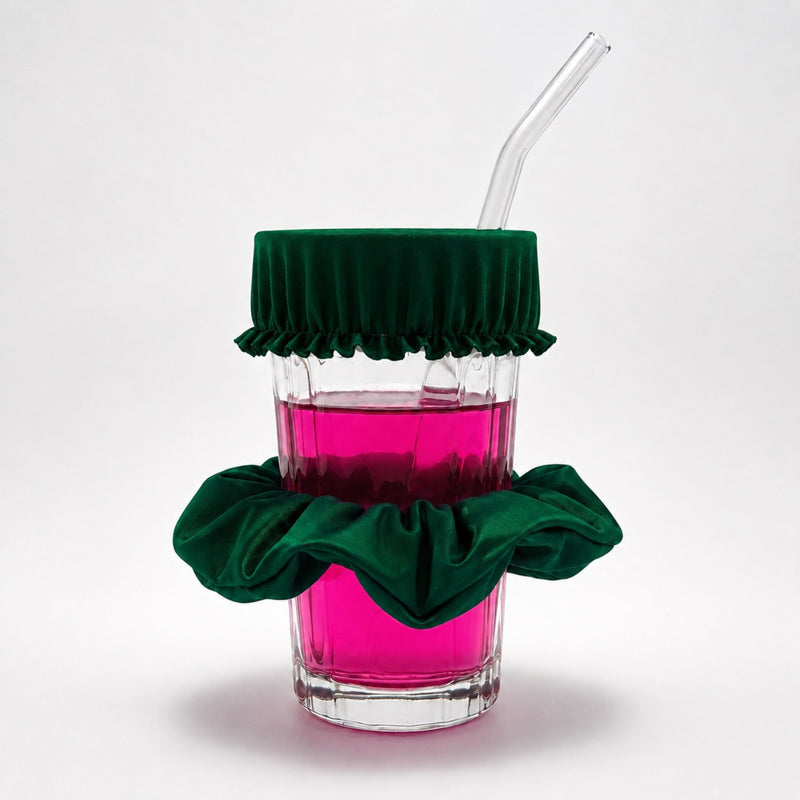 Chouchou anti-drogue vert Protect Your Glass déployé sur un verre avec paille.