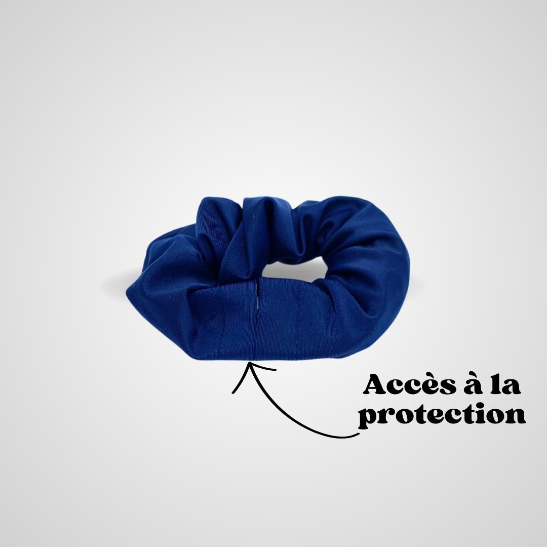 Chouchou bleu marine Protect Your Glass refermé sur lui-même, fond gris