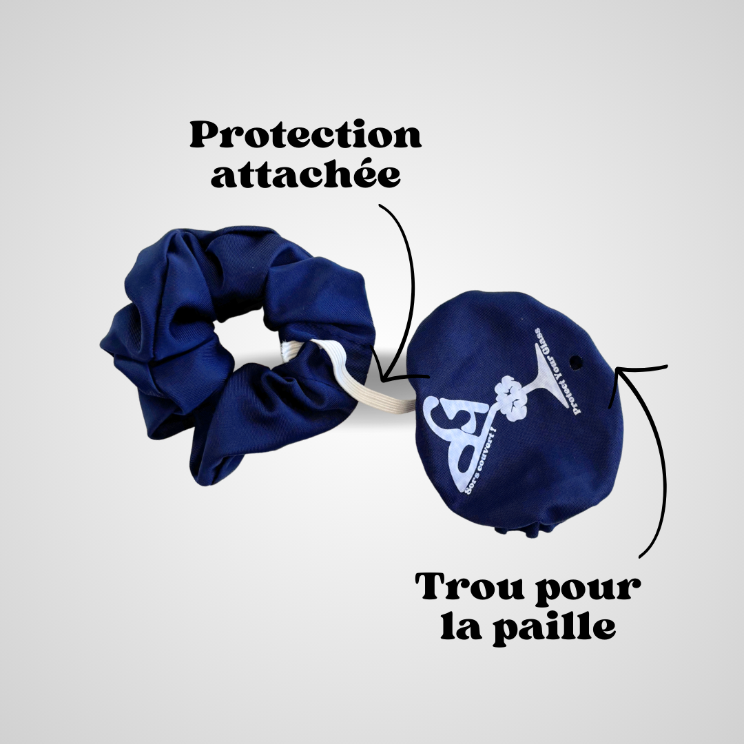 Chouchou bleu marine ouvert dévoilant sa fonction de protège-verre anti-drogue, sur fond gris