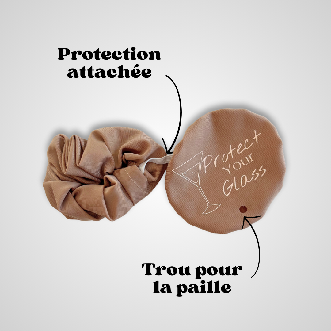 Chouchou marron ouvert dévoilant sa fonction de protège-verre anti-drogue, sur fond gris
