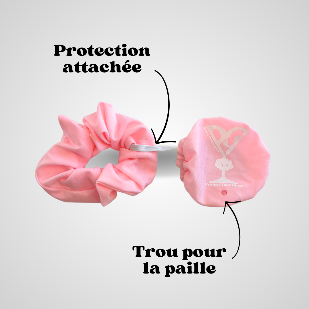 Chouchou rose bonbon ouvert dévoilant sa fonction de protège-verre anti-drogue, fond gris