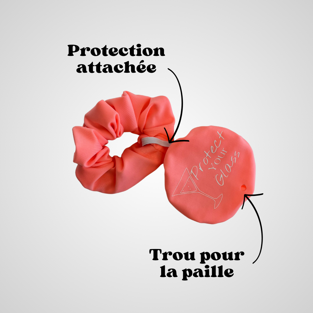 Chouchou rose ouvert dévoilant sa fonction de protège-verre anti-drogue, sur fond gris