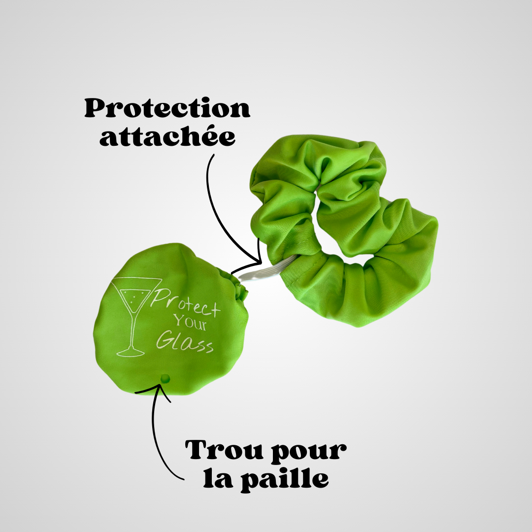Chouchou vert clair ouvert dévoilant sa fonction de protège-verre anti-drogue, sur fond gris
