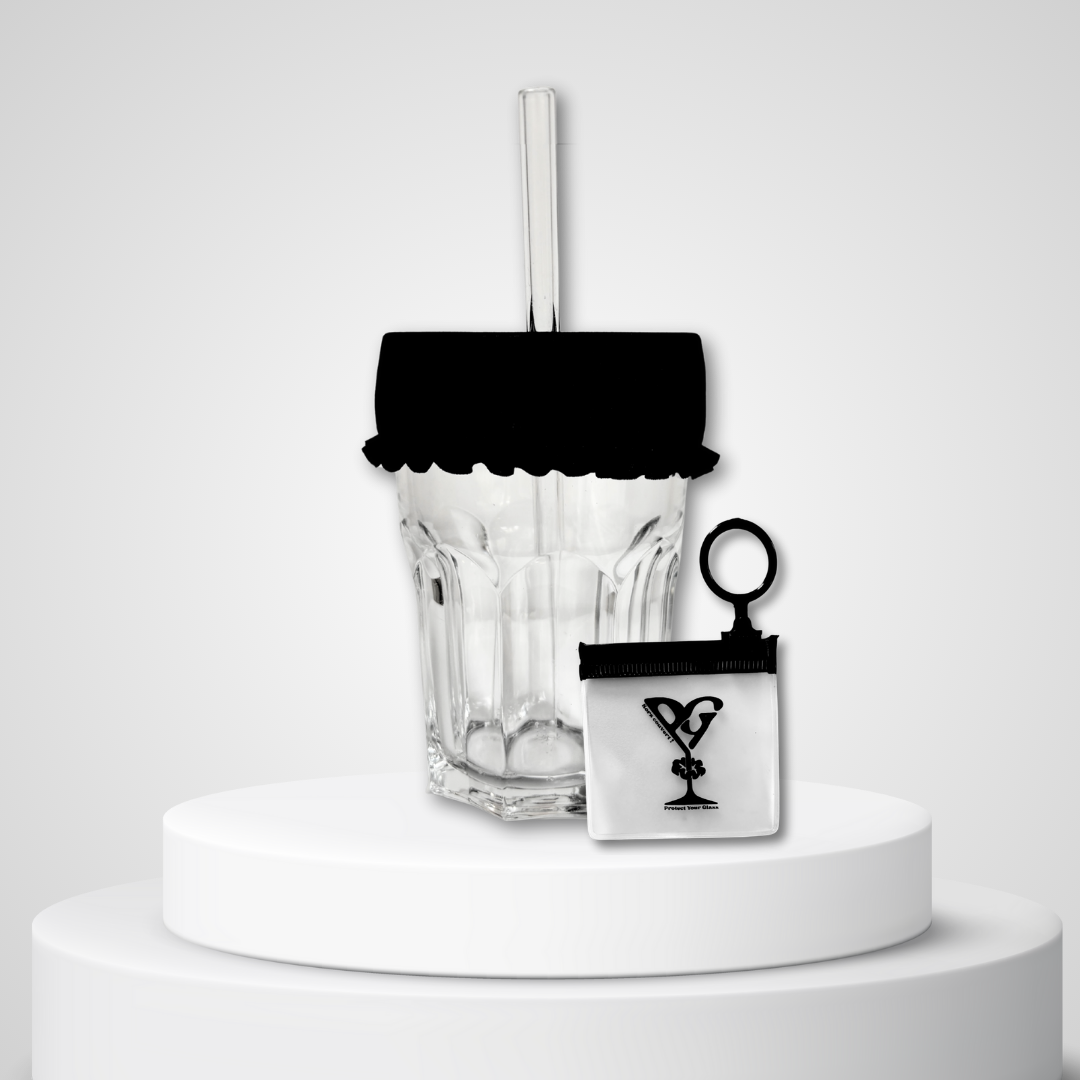 Protège-verre en tissu noir sur un verre avec paille, présenté aux côtés de son étui porte-clés transparent
