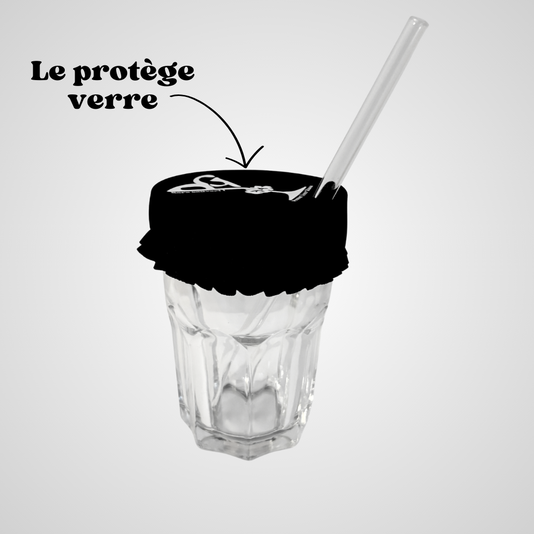 Protège-verre en tissu noir avec logo Protect Your Glass, installé sur un verre et traversé par une paille en verre
