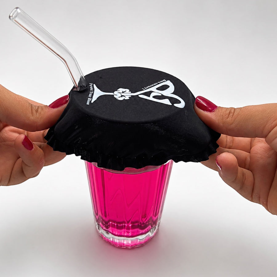 Protector de vaso con llavero colocado sobre un vaso