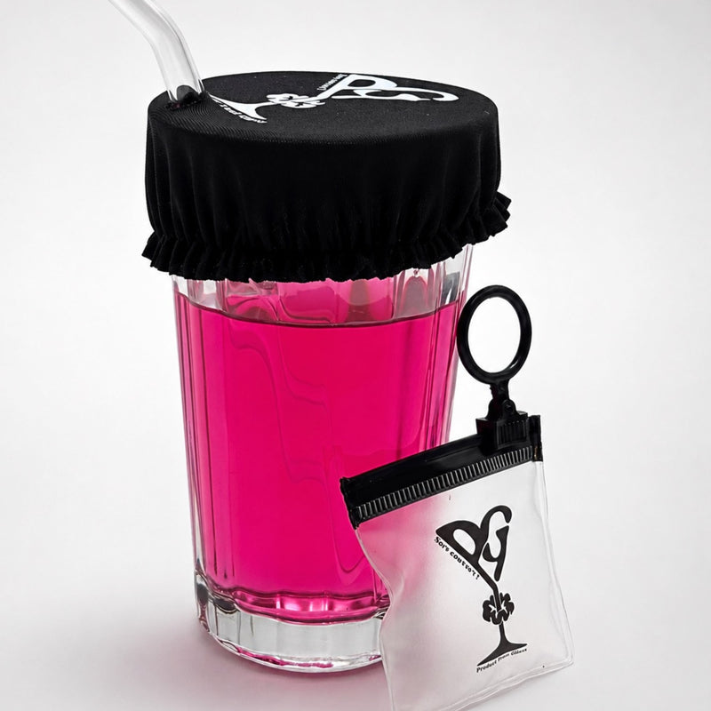 Protector de vaso con llavero Protect Your Glass desplegado sobre un vaso con pajita.