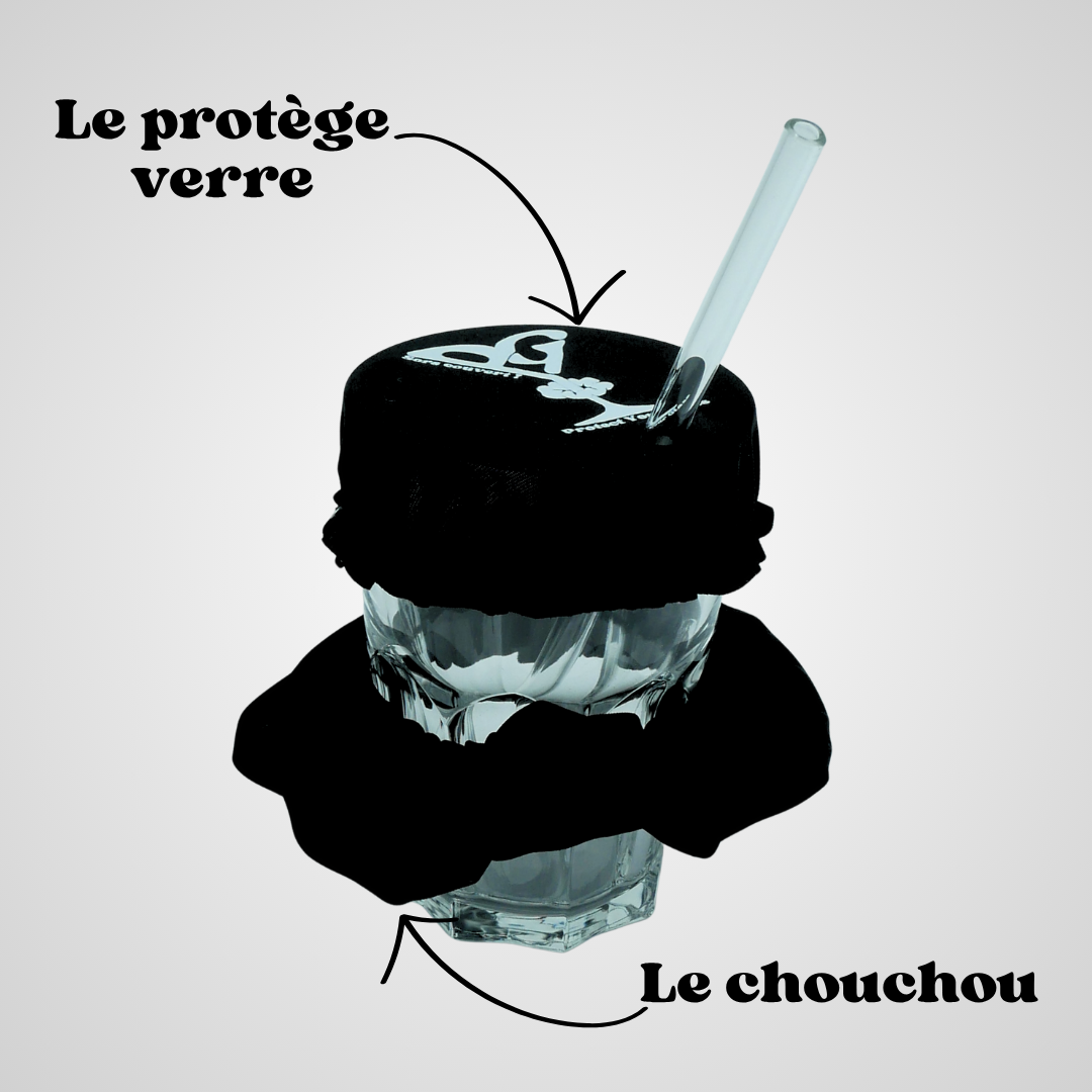 Vue en angle du chouchou noir utilisé comme protection de verre anti-drogue, fond gris